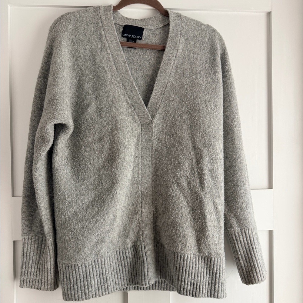 Cynthia Rowley Light Gray V-Neck sweater